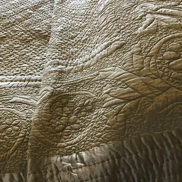 Elegant Tan/Champaign Quilted Bedspread - Picture 3 of 11